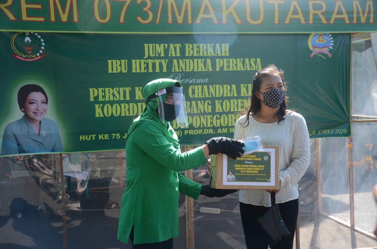 Jum â€˜at berkah, Persit Korem 073/Makutarama bagikan sembako untuk warga Salatiga yang terdampak Co